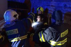 Muže z kontejneru vyprošťovali hasiči