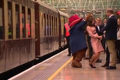 Vévodkyně Kate na nádraží tančila s méďou Paddingtonem