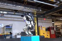 Robot Atlas se naučil salto vzad. Většinou se mu povede