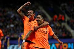 Dejan Lovren a Roberto Firmino slaví jeden z gólů Liverpoolu v síti Mariboru.