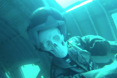 Letadlo Hercules položili na dno Rudého moře. Potápěče uvítá kostra