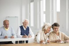 Starší lidé studují