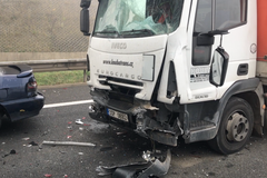 Na dálnici D6 se v mlze srazilo více než 20 aut