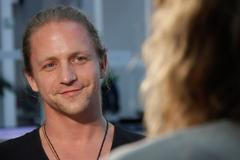 Moje poprvé bylo v osmnácti, hnijeme, protože ignorujeme politiku, volit je přirozené, říká Klus