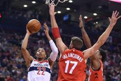 Otto Porter jr. z Washingtonu střílí na koš Toronta