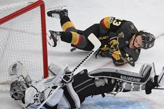 Brendan Leipsic z Vegas ohrožuje v pozici ležícího střelce Jonathana Quicka v brance Los Angeles