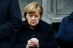 Kancléřka Angela Merkelová na slavnostním odhalení památníku 12 obětí.