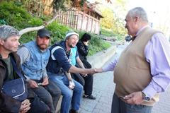 Lídr pražské kandidátky TOP 09 Karel Schwarzenberg krátce před koncem volební kampaně v ulicích města