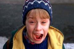 Sám doma s Donaldem Trumpem na Staroměstském náměstí. Podívejte se na vtipný sestřih z filmu