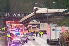 U Seattle na západě USA vykolejil rychlík. Vagon spadl na dálnici