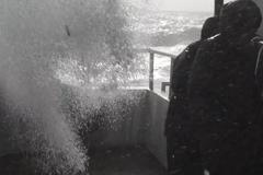 Lidé pozorovali moře rozdivočelé bouří Ophelia. Než k nim dorazila obří vlna