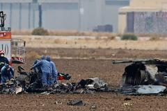 Španělští záchranáři odklízejí trosky ze zřícené stíhačky F-18.