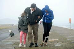 Rodina v Irsku během řádění bouře Ophelia.