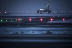 Zasněžené letiště ve Frankfurtu.