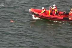 Vlny stáhly psa na otevřené moře. Náhodou ho našla posádka vrtulníku