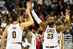 LeBron James z Clevelandu slaví společně s Kevinem Lovem vítězství
