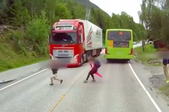 Školák přecházel za autobusem ulici. Jen o kousek ho minul kamion