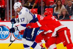 Alexe Killorna z Tampy (v bílém) atakuje obránce Detroitu Nick Jensen