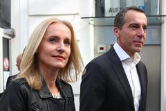 Kancléř a předseda sociálních demokratů (SPÖ) Christian Kern s manželkou.