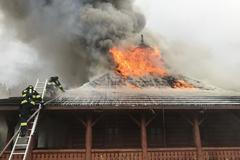 Hasiči likvidují požár motorestu nedaleko Hlavence u Prahy