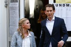 Sebastian Kurz přítelkyně Susanne Thierová Rakousko volby volební místnost