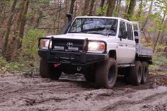 Řádili jsme v blátě s šestikolovým teréňákem i pouštním polovojenským speciálem