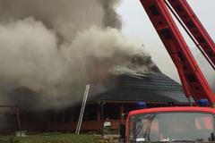 Hasiči vyhlásili nejvyšší stupeň poplachu, bojují s velkým požárem motorestu na dálnici D10