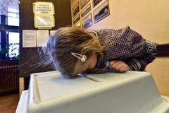 Dítě kouká do urny