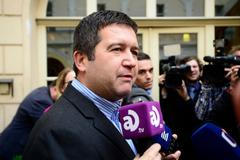 Chceme sektorovou daň a snížení daně z přidané hodnoty na základní potraviny, říká Hamáček