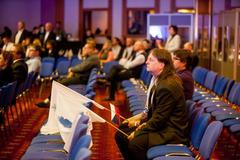 Foto: Wilders vedle Okamury a ležící pes. Do Prahy se sjely špičky krajní pravice a pohřbívala se EU