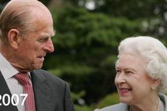 Jedna fotka z každého roku královského manželství. Alžběta a princ Phillip jsou spolu 70 let