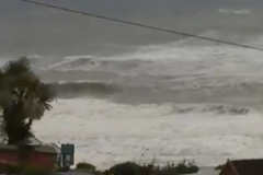 Irsko zasáhla bouře Ophelia. Silný vichr přivál k pobřeží vysoké vlny