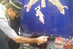 Řidiči v Pákistánu pohoršují společnost. Dopravní policie jim začala začerňovat nevhodné obrázky