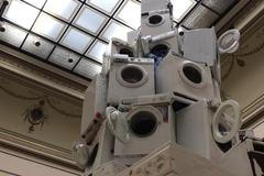 Stroj na zemětřesení v Rudolfinu. Umění má spíš zlobit než zdobit, říká o pyramidě z praček Kintera