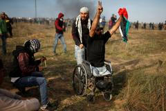 Střety Palestinců s izraelskými vojáky - demonstrant na vozíku