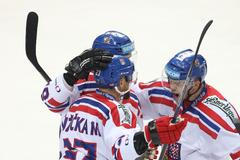 Radost českých hokejistů po vítězství nad Finskem v Channel One Cupu