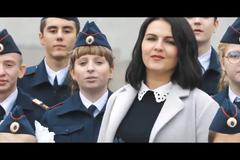 Krym je náš. Vezmeme si Aljašku. Malí Rusové zpívají militantní píseň