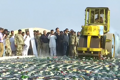 Pákistánci zválcovali tisíce lahví whisky, ginu a piva