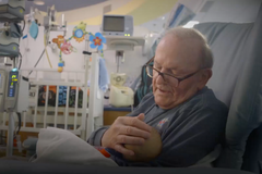 Dědeček dělá dobrovolníka v nemocnici. Mazlí se s novorozeňaty