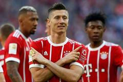 Robert Lewandowski slaví jednu z branek Bayernu