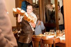 Foto: V Praze se spolu utkali výčepní na tradičním závodě Pinkasova noční můra