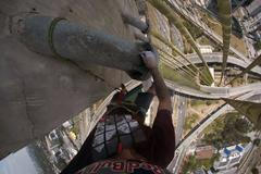 Ze skal na rozpálený beton. Lezec zdolal s kamerou jednu z nejvyšších urbanistických staveb Brazílie