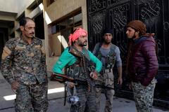 Bojovníci Syrských demokratických sil (SDF) v Rakce.