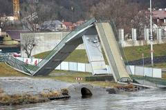 Demolice trojské lávky. Rozřezané kusy prozkoumají odborníci. Proč lávka spadla, se stále neví
