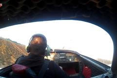 Náraz a přemety po poli. Kamera za pilotem nahrála tvrdé nouzové přistání