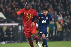 Romelu Lukaku a Kazuki Nagasawa