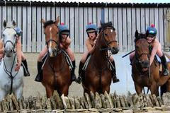 Nahé žokejky, fotbalistka Kvitová a vášniví řidiči F1. I takový je sport