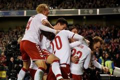 Fotbalisté Dánska slaví jeden z pěti gólů v síti Irska