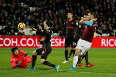 Petr Čech kontroluje ve spolupráci s Hectorem Bellerínem situaci před dotírajícím Markem Arnautovicem (ve vínovém) při utkání s West Hamem.