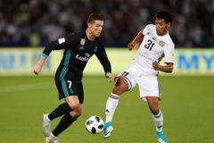 Hvězda Realu Madrid Cristiano Ronaldo (vlevo) se pokouší v semifinále MS klubů vyzrát na Romarinha z Al Džazíry